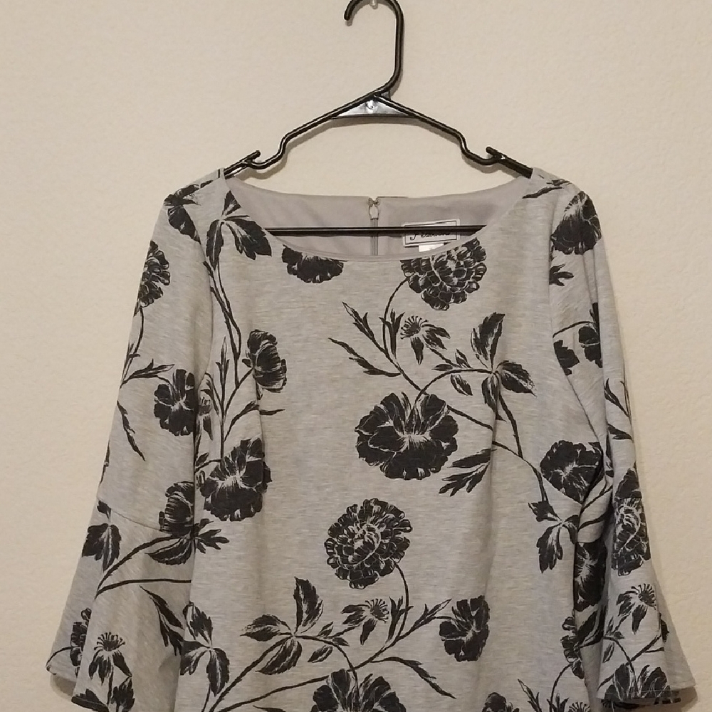 Elegant Floral Print Blouse in Gray